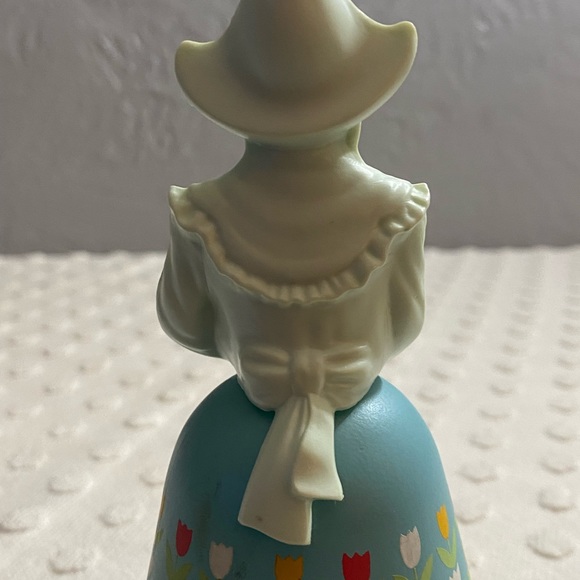 Vintage Avon Belles Of The World (32) Dutch Maid--Decanter Moonwind Cologne - Picture 9 of 10